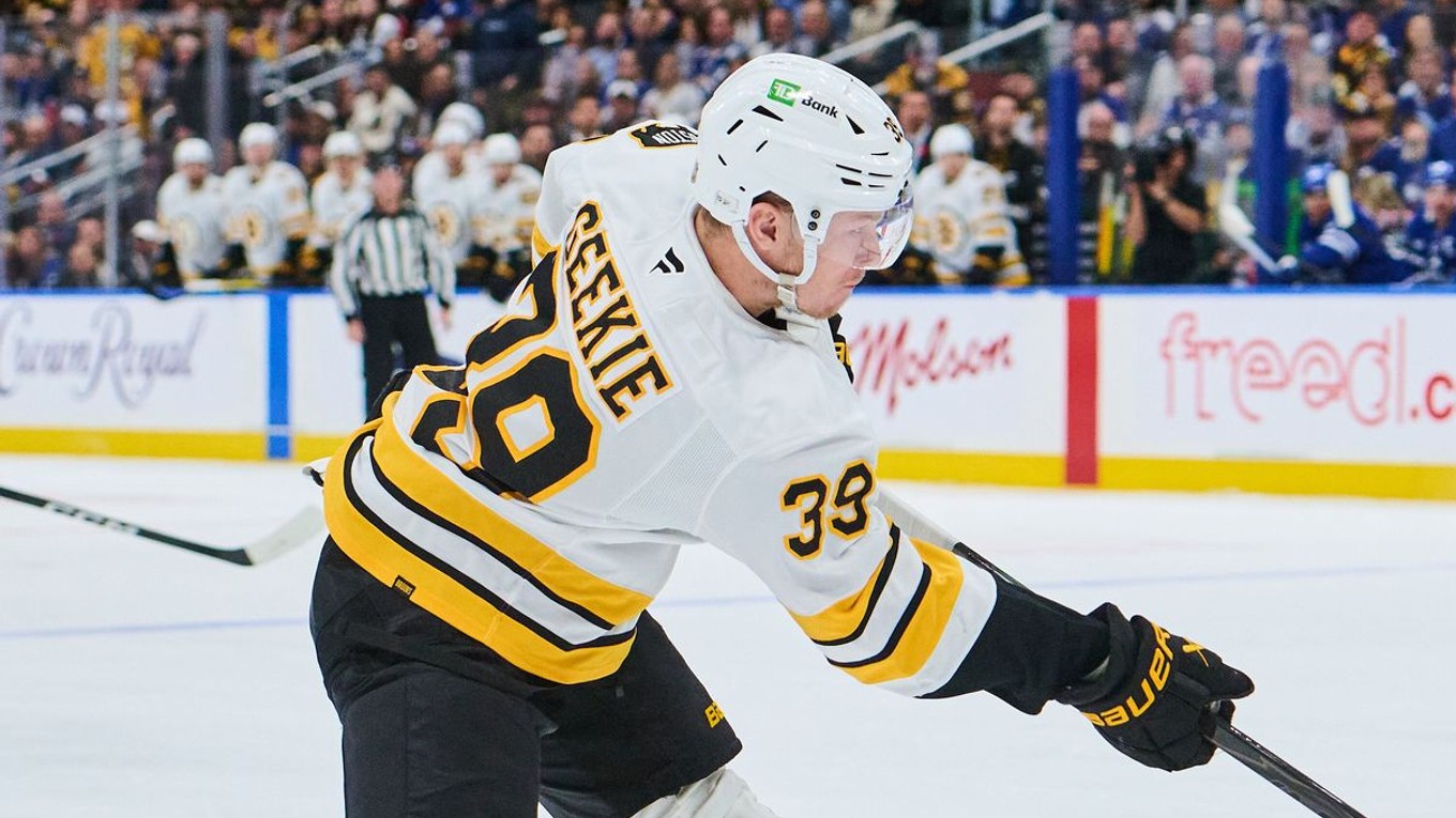 Morgan Geekie (39) v drese Bostonu Bruins.