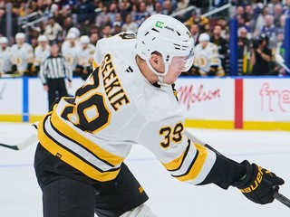 Morgan Geekie (39) v drese Bostonu Bruins.