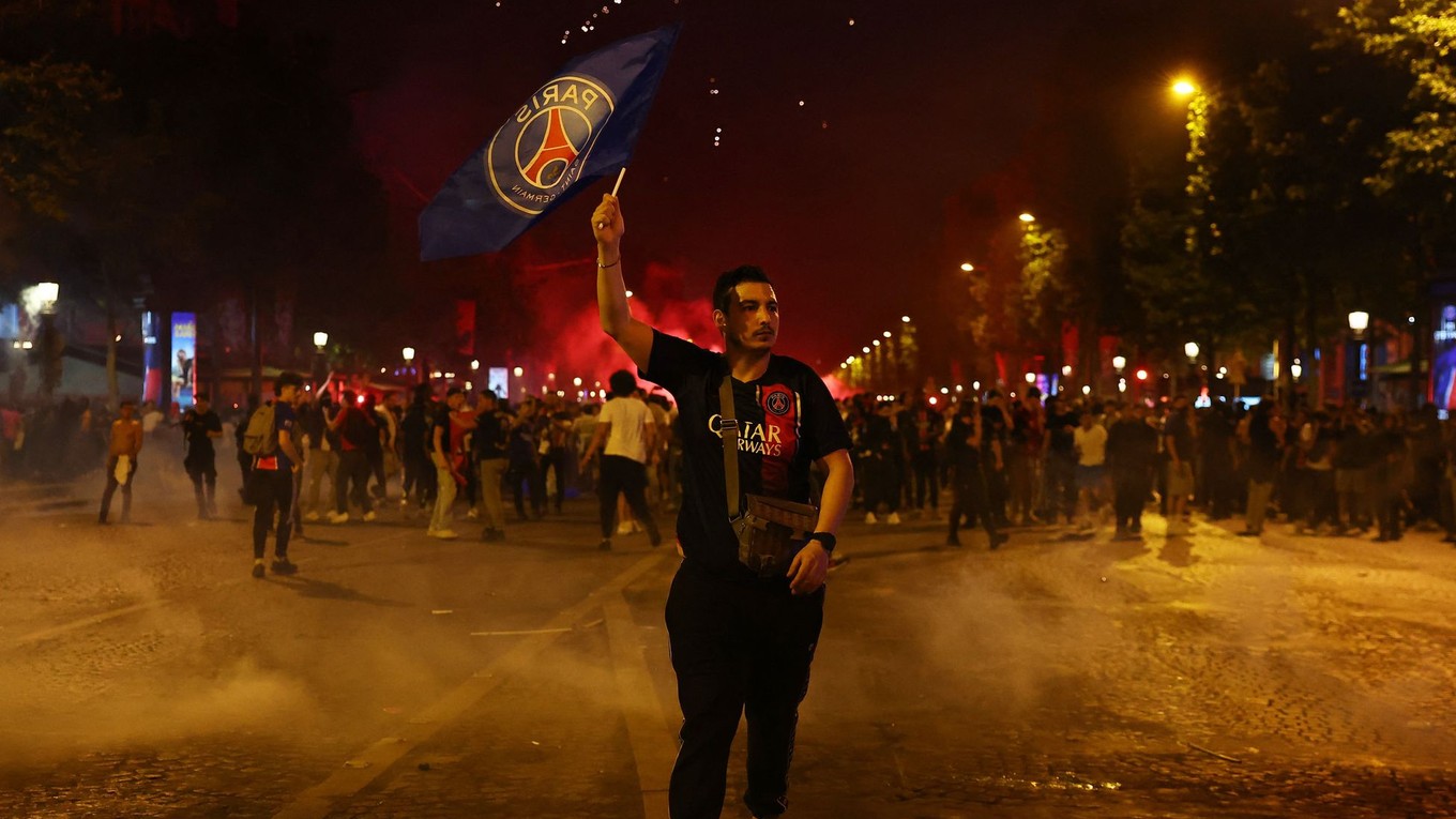 Fanúšikovia Parížu St. Germain oslavujú v uliciach mesta titul v Lige majstrov. 
