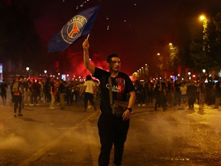 Fanúšikovia Parížu St. Germain oslavujú v uliciach mesta titul v Lige majstrov. 