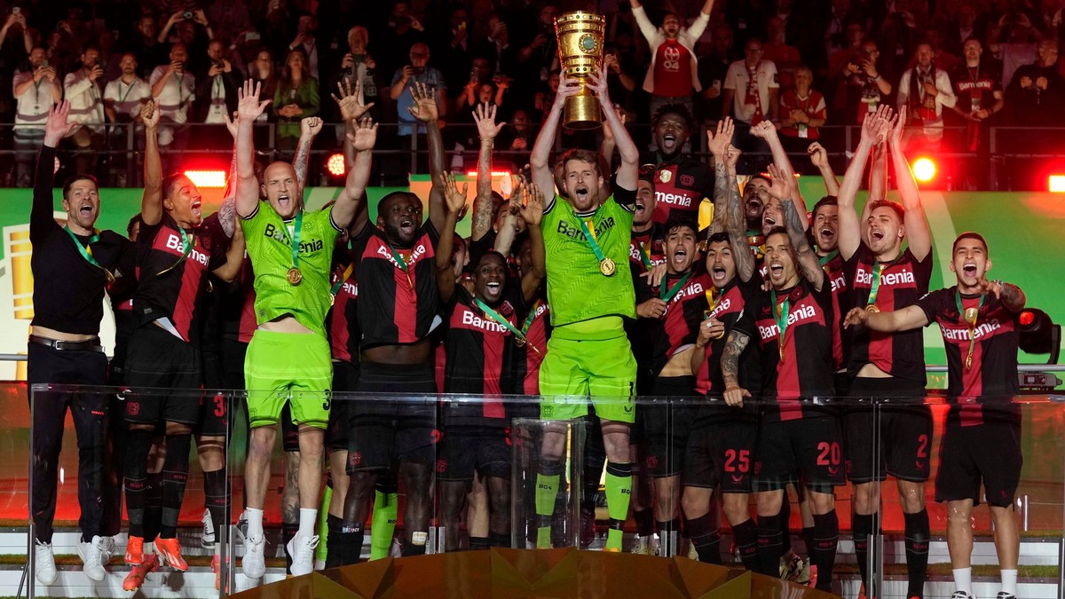 Hráči Leverkusenu oslavujú zisk nemeckého pohára. 