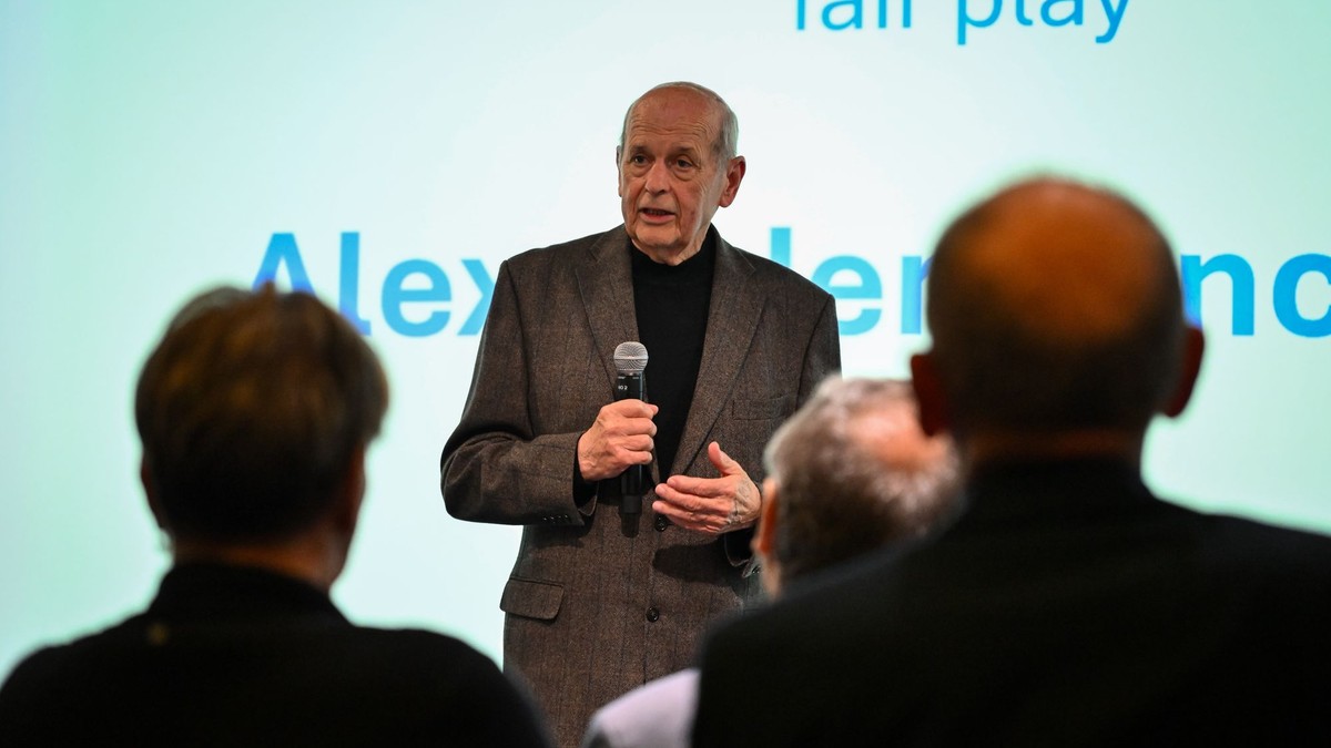 Legendárny futbalový brankár Alexander Vencel st. si prevzal cenu Fair play.