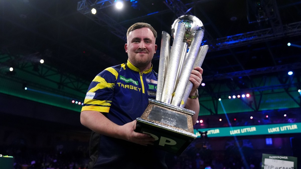 Angličan Luke Littler drží v rukách trofej Sida Waddella po triumfe na MS v šípkach 2026.