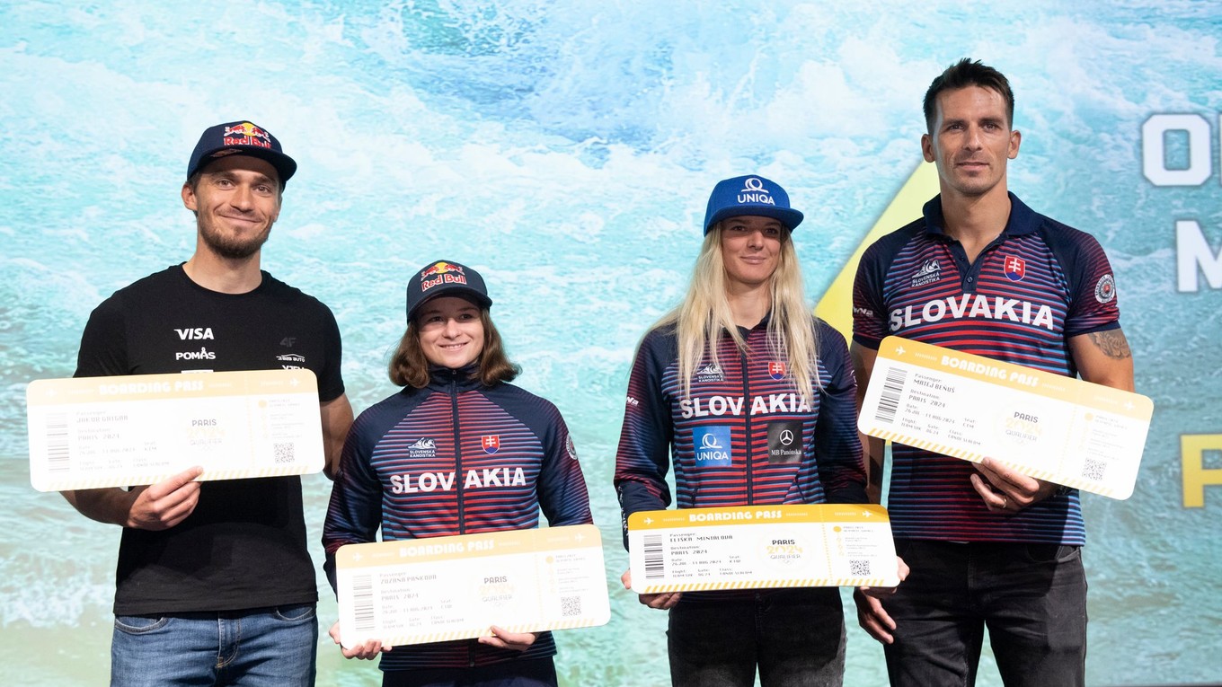 Slovenskí reprezentanti vo vodnom slalome, zľava Jakub Grigar, Zuzana Paňková, Eliška Mintálová a Matej Beňuš.