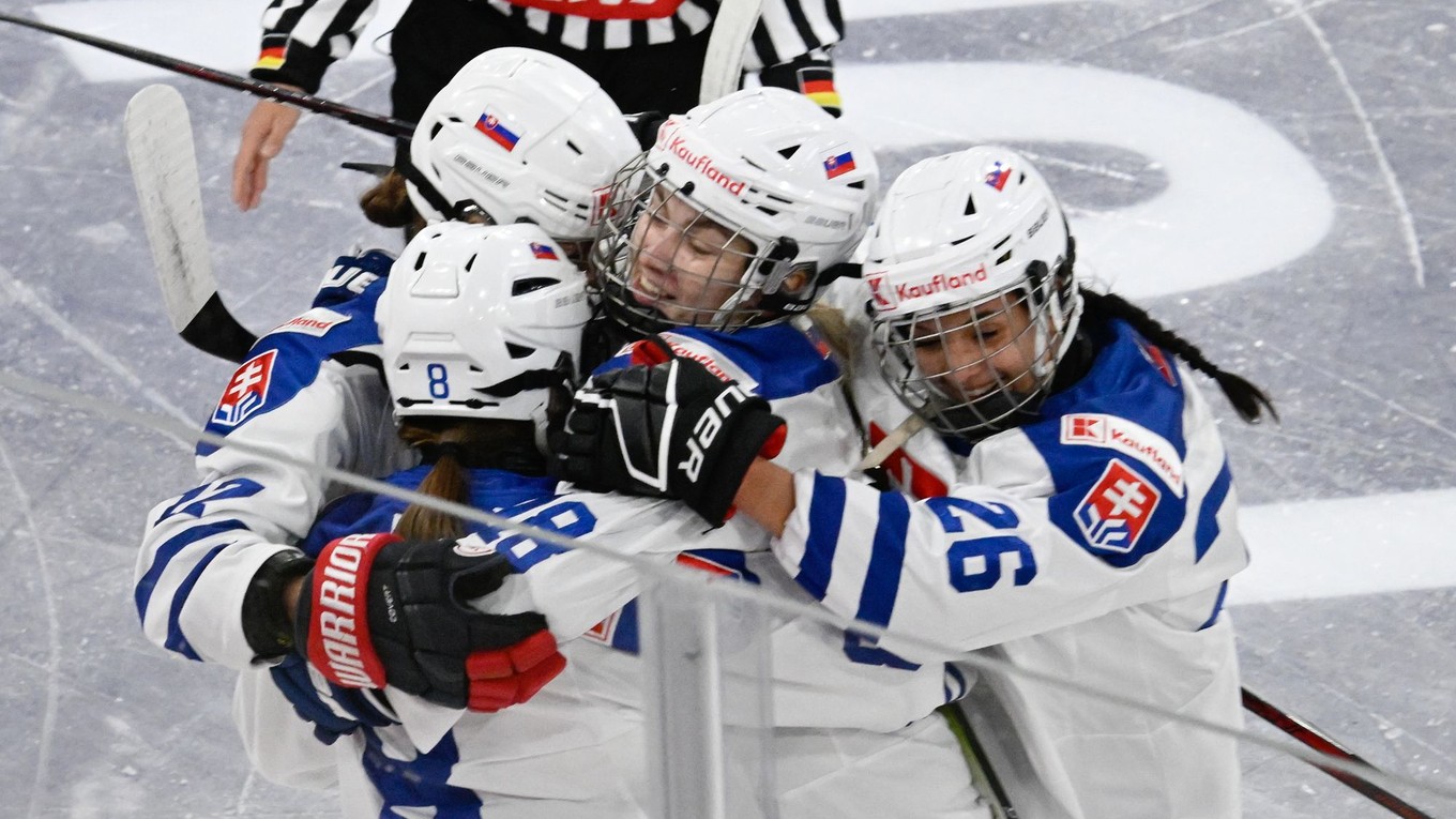 Hokejistky Slovenska sa tešia z gólu počas zápasu Nemecko - Slovensko na turnaji o Nemecký pohár. 