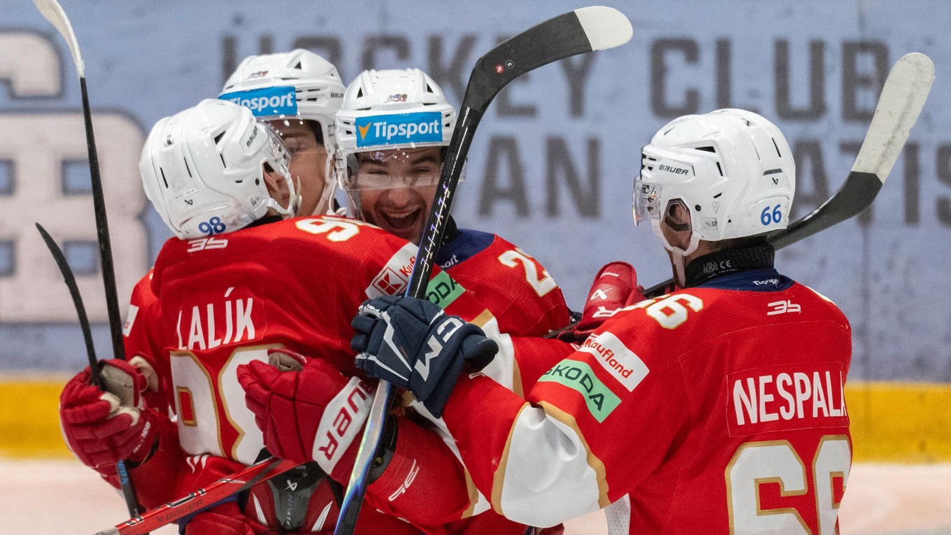 Na snímke hráči Liptovského Mikuláša sa tešia z gólu.