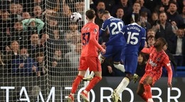 Futbalista Chelsea Cole Palmer strieľa gól v zápase proti Evertonu.