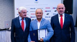 Zľava čestný prezident SOŠV František Chmelár, tenisový tréner Marián Vajda a prezident SOŠV Anton Siekel počas zasadnutia 68. Valného zhromaždenia Slovenského olympijského a športového výboru (VZ SOŠV).