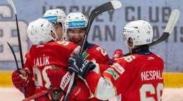 Na snímke hráči Liptovského Mikuláša sa tešia z gólu.