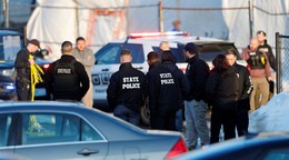 Streľba v Lynch Arena počas hokejového zápasu.