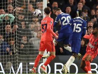 Futbalista Chelsea Cole Palmer strieľa gól v zápase proti Evertonu.