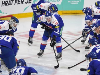 Slovenskí hokejisti stoja okolo svojej brány pred prípravným zápasom na májový svetový šampionát Slovensko - Švajčiarsko.
