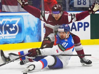 Miloš Kelemen a Renars Krastenbergs v zápase Slovensko - Lotyšsko v skupine B na MS v hokeji 2024.