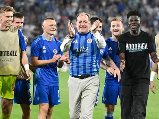 Na snímke uprostred tréner tímu Slovana Vladimír Weiss starší sa raduje s hráčmi.