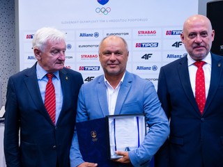 Zľava čestný prezident SOŠV František Chmelár, tenisový tréner Marián Vajda a prezident SOŠV Anton Siekel počas zasadnutia 68. Valného zhromaždenia Slovenského olympijského a športového výboru (VZ SOŠV).