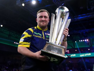 Angličan Luke Littler drží v rukách trofej Sida Waddella po triumfe na MS v šípkach 2026.
