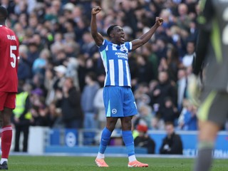 Danny Welbeck oslavuje gól v zápase s Liverpoolom