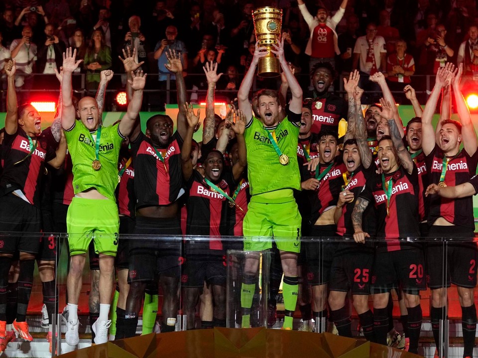 Hráči Leverkusenu oslavujú zisk nemeckého pohára. 
