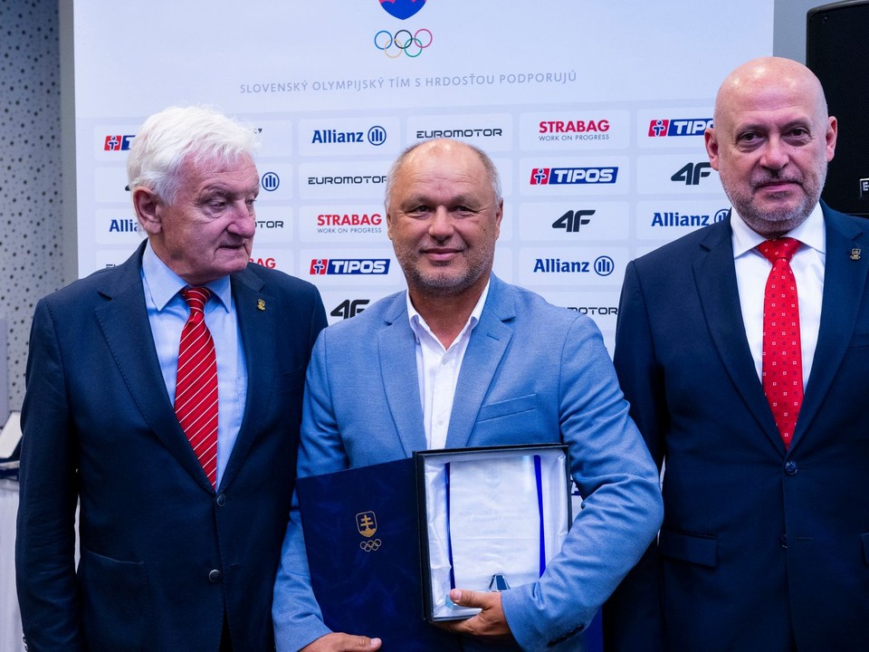 Zľava čestný prezident SOŠV František Chmelár, tenisový tréner Marián Vajda a prezident SOŠV Anton Siekel počas zasadnutia 68. Valného zhromaždenia Slovenského olympijského a športového výboru (VZ SOŠV).