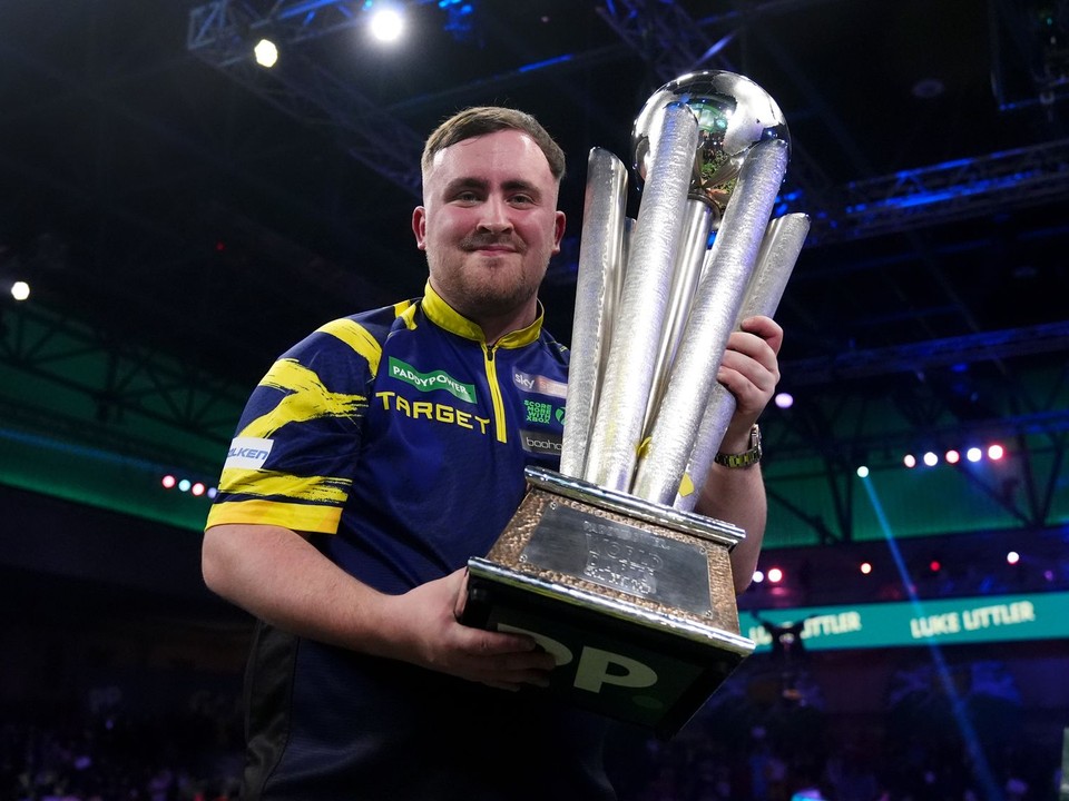 Angličan Luke Littler drží v rukách trofej Sida Waddella po triumfe na MS v šípkach 2026.