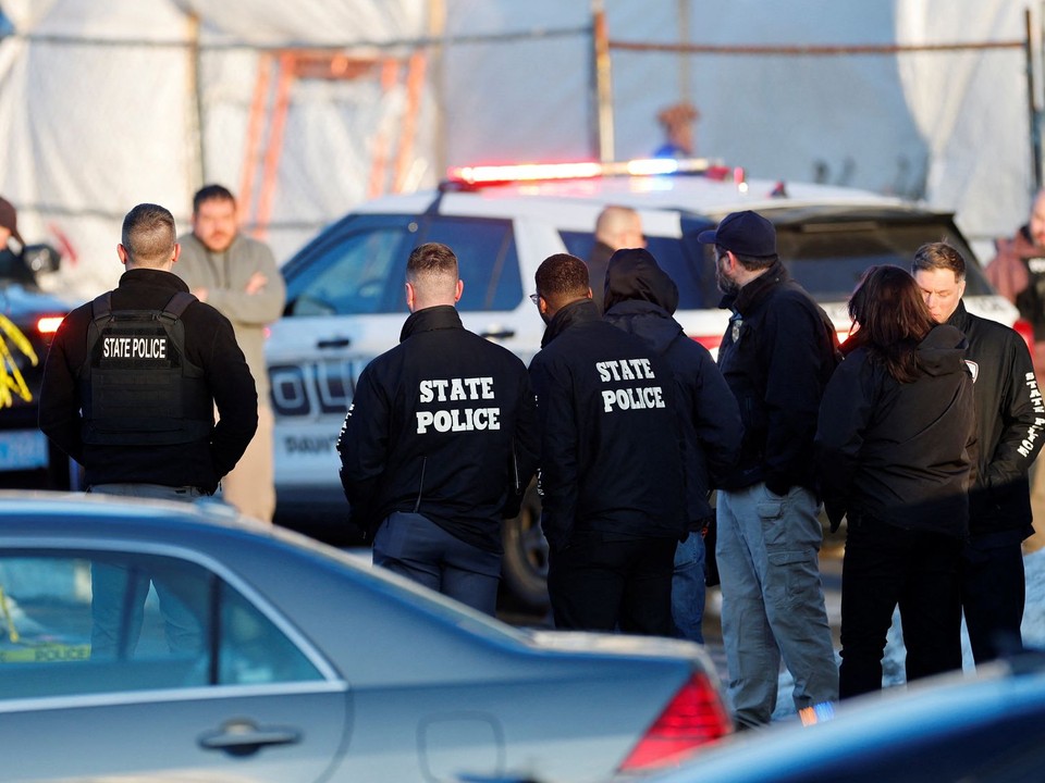 Streľba v Lynch Arena počas hokejového zápasu.