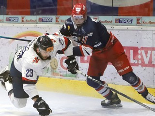 Brant Harris (vľavo) a Radovan Bondra v zápase HKM Zvolen - HC Slovan Bratislava.