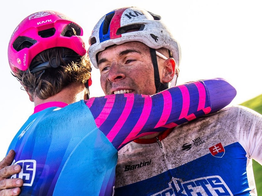 Český cyklista Tomáš Kopecký so slovenským majstrom Lukášom Kubišom.