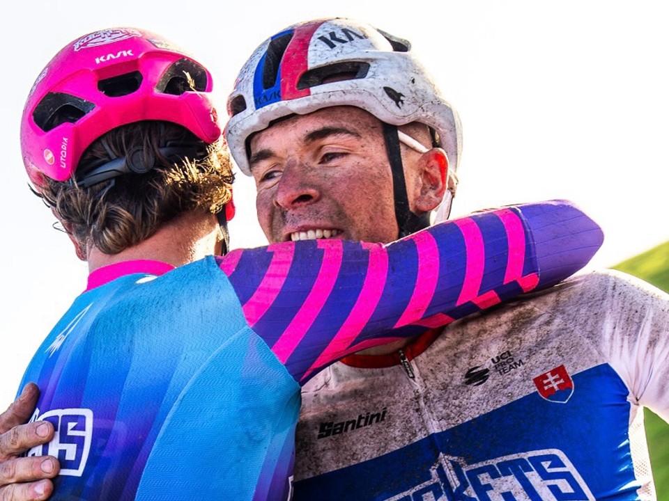Český cyklista Tomáš Kopecký so slovenským majstrom Lukášom Kubišom.