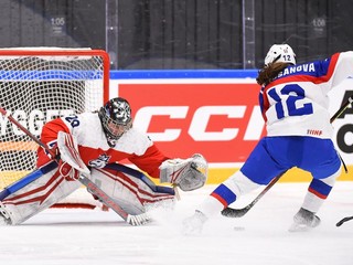 Nela Lopušanová v zápase proti Česku na MS v hokeji do 18 rokov.