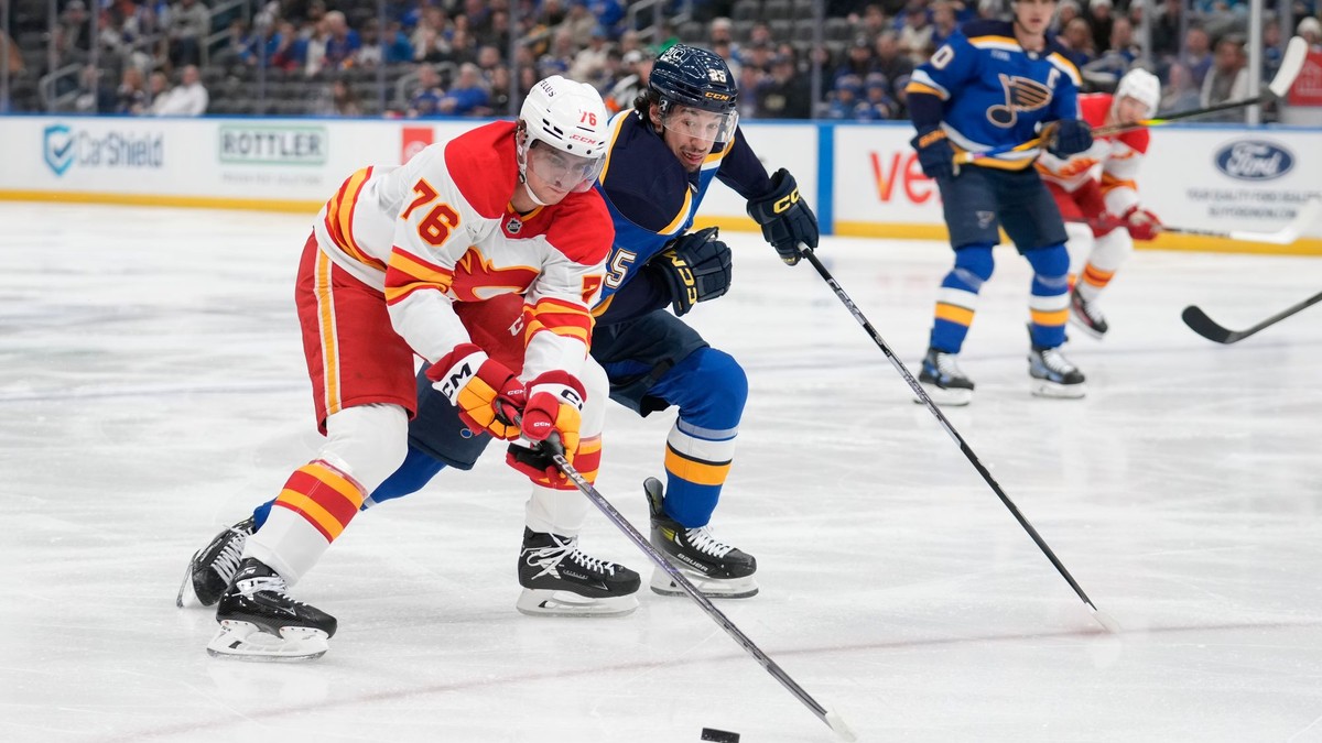 Martin Pospíšil (Calgary) v zápase proti St. Louis.