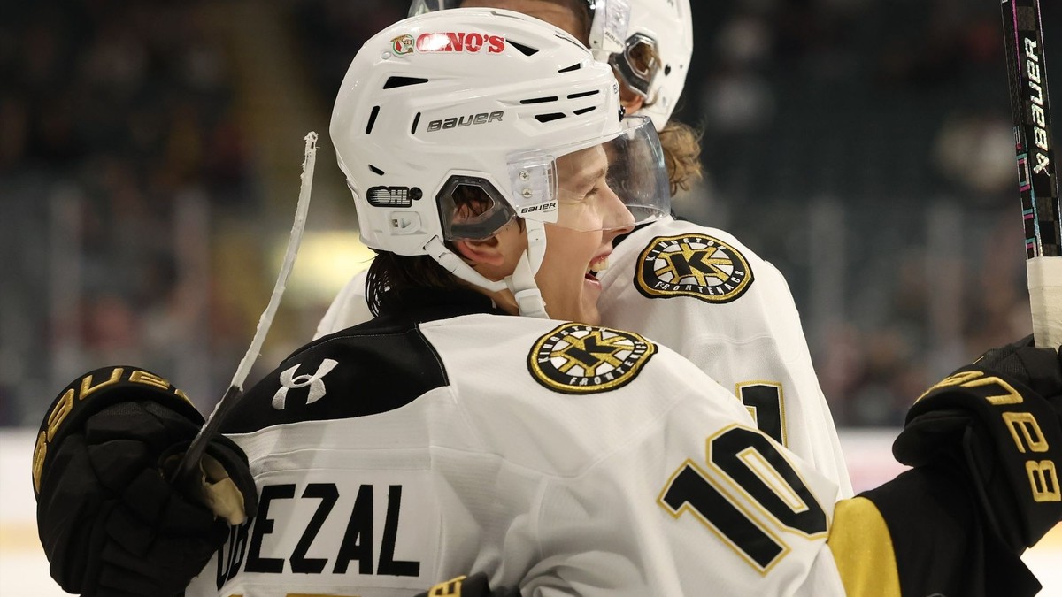 Tomáš Pobežal oslavuje gól. 