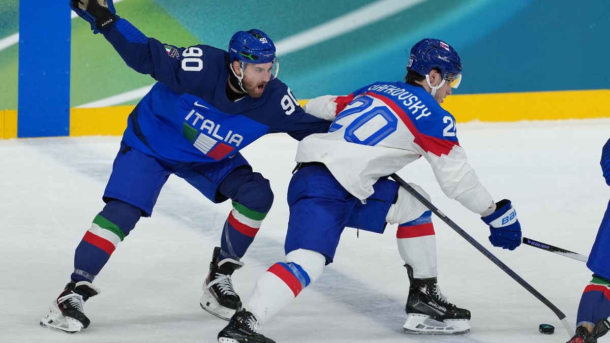 Talian Dylan di Perna (90) a Slovák Juraj Slafkovský v zápase Taliansko - Slovensko na ZOH 2026.