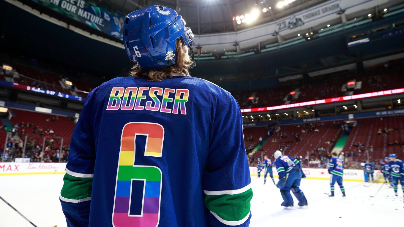 Brock Boeser v drese na podporu LGBTI komunity.