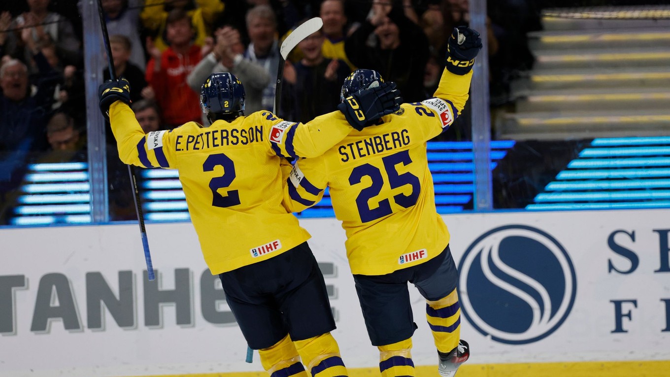 Hokejisti Švédska sa tešia z gólu