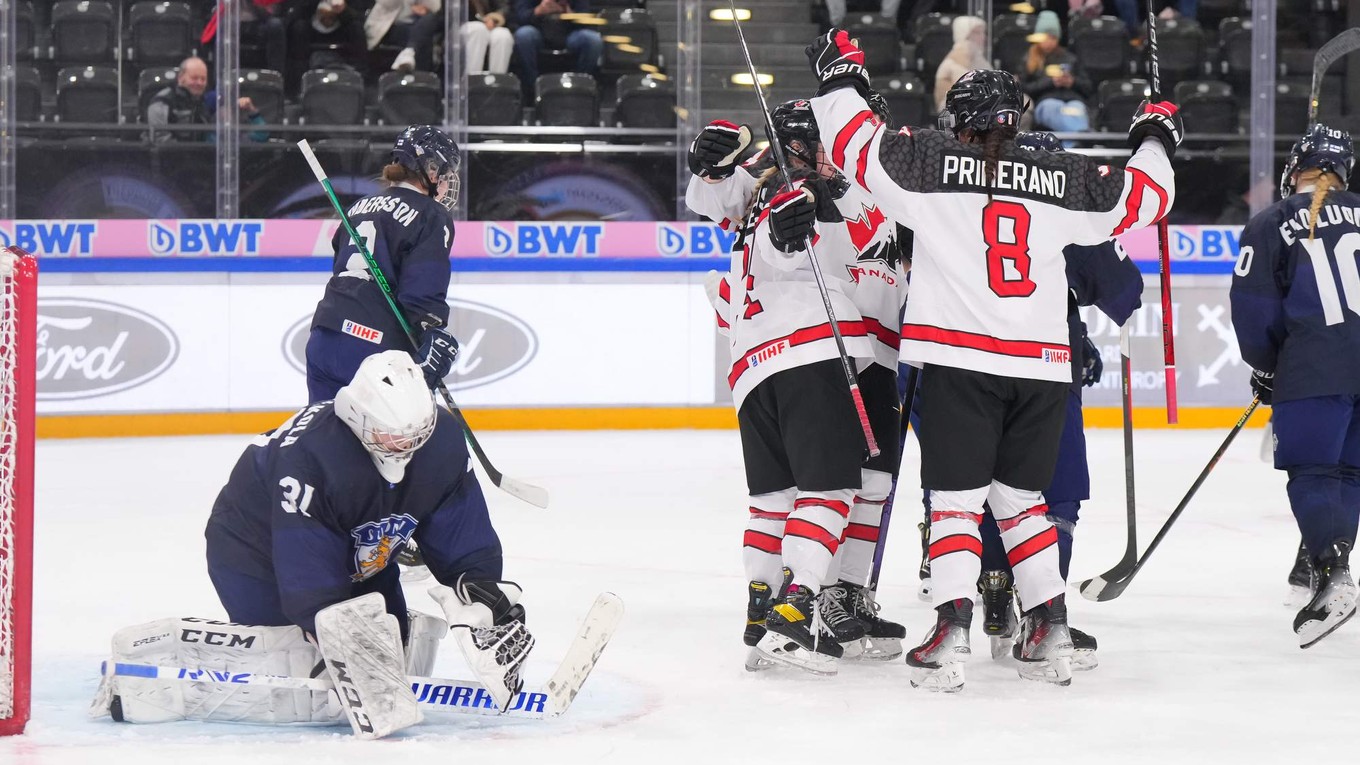 Hokejistky Kanady do 18 rokov sa tešia z gólu v zápase o bronz proti Fínsku. 