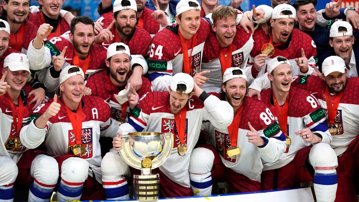 Českí hokejisti po titule majstra sveta. 
