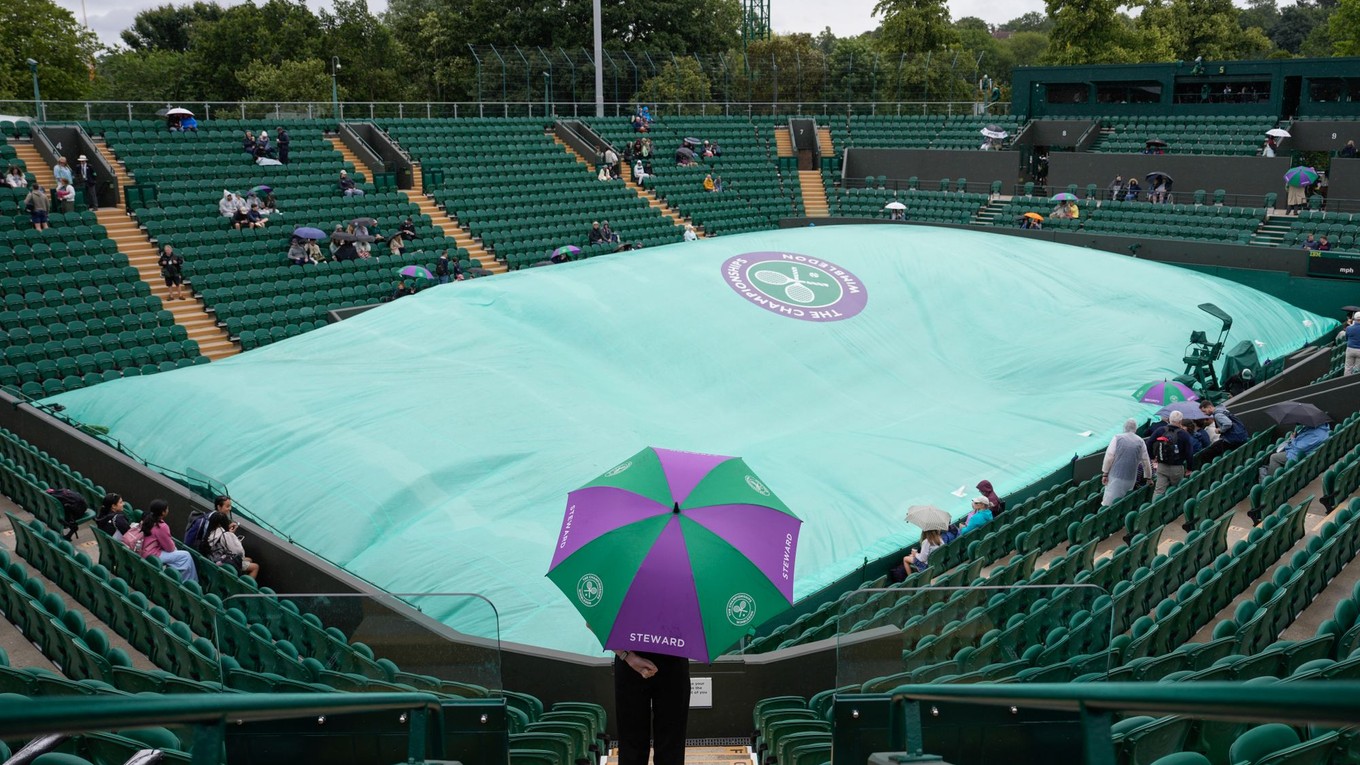 Zakrytý kurt Wimbledonu počas dažďa