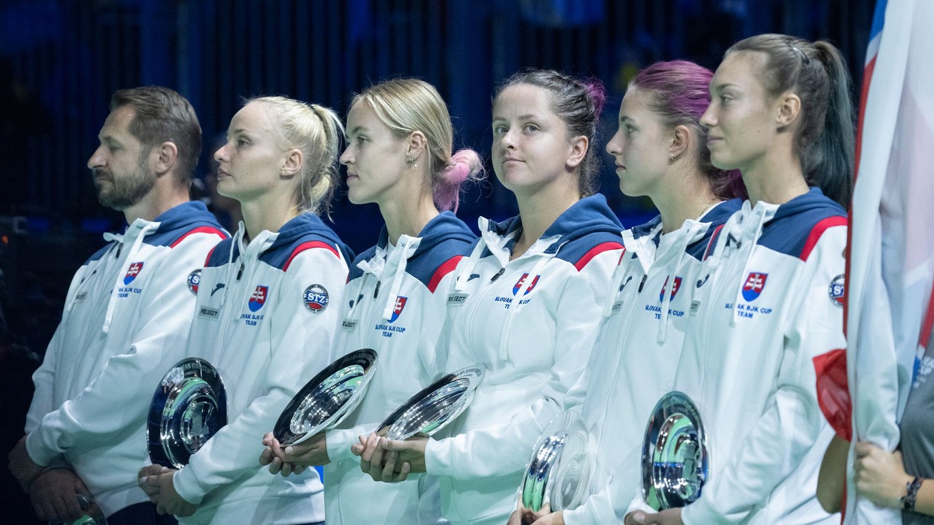 Slovenské tenistky sprava Tereza Mihalíková, Renáta Jamrichová, Viktória Hrunčáková, Anna Karolína Schmiedlová, Rebecca Šramková a kapitán slovenského tímu Matej Lipták pózujú s trofejami po finálovom dueli Slovensko - Taliansko.