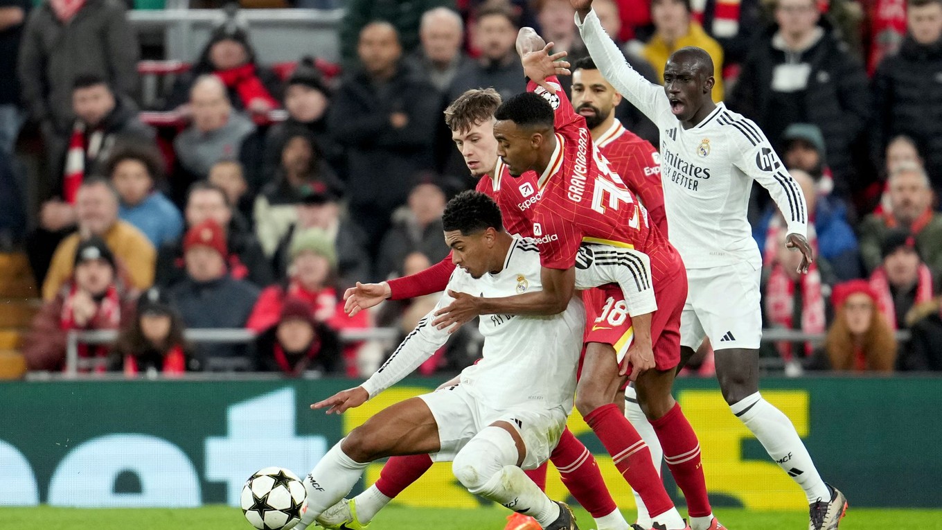 Momentka zo zápasu Ligy majstrov medzi Liverpoolom a Realom Madrid v sezóne 2024/2025.
