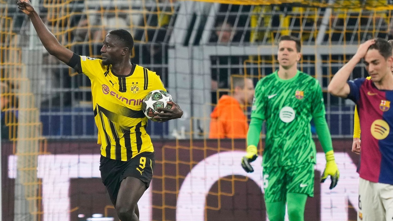Serhou Guirassy strieľa gól v zápase Borussia Dortmund - FC Barcelona. 