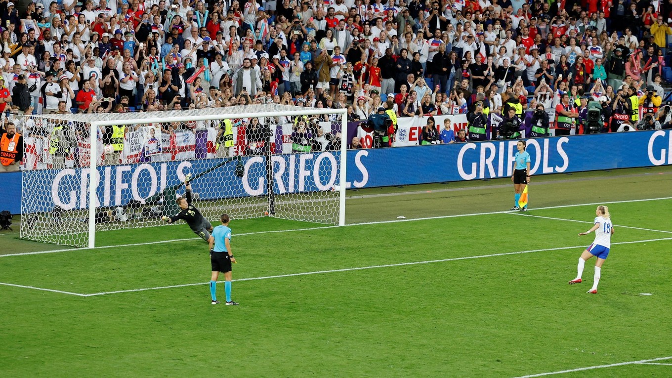 Chloe Kellyová premieňa rozhodujúcu penaltu vo finále ME vo futbale žien 2025.
