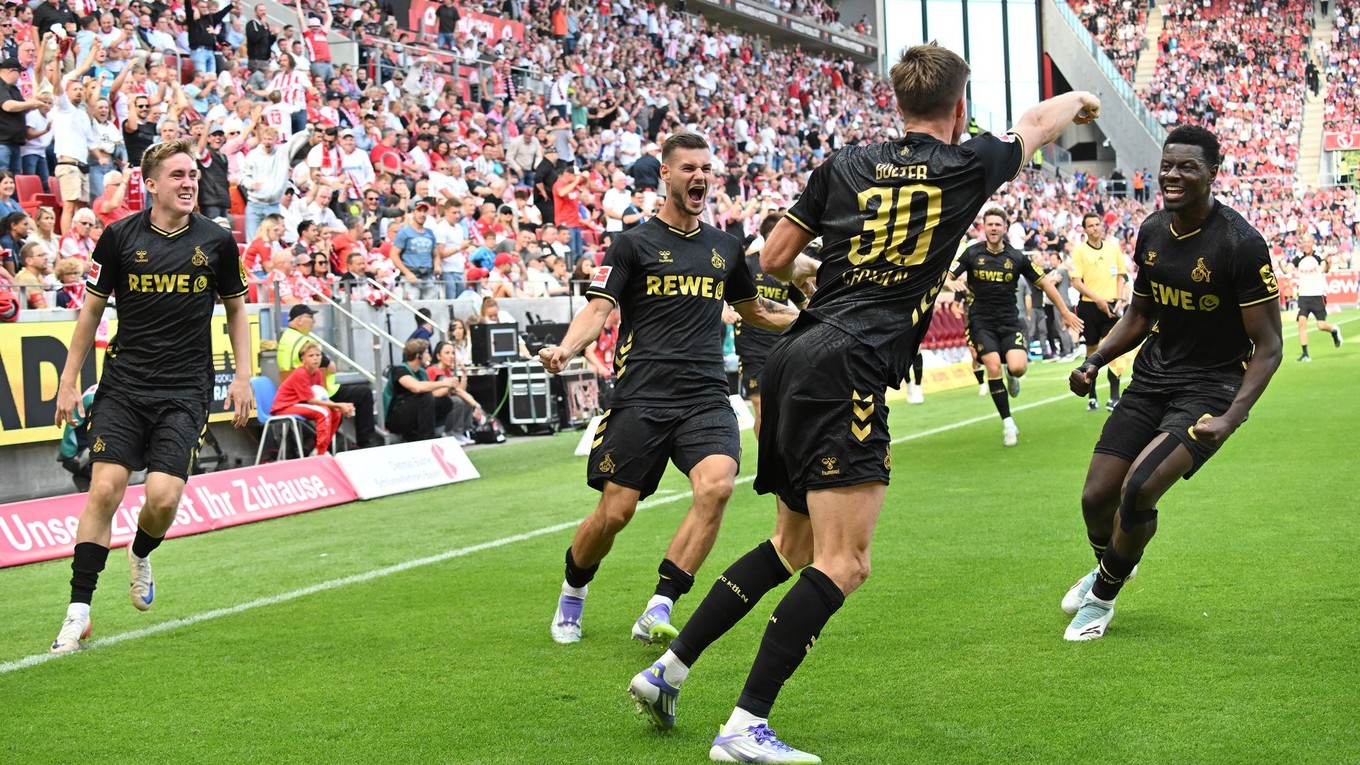 Futbalista Kolína Marius Bülter (druhý sprava) sa teší z gólu.