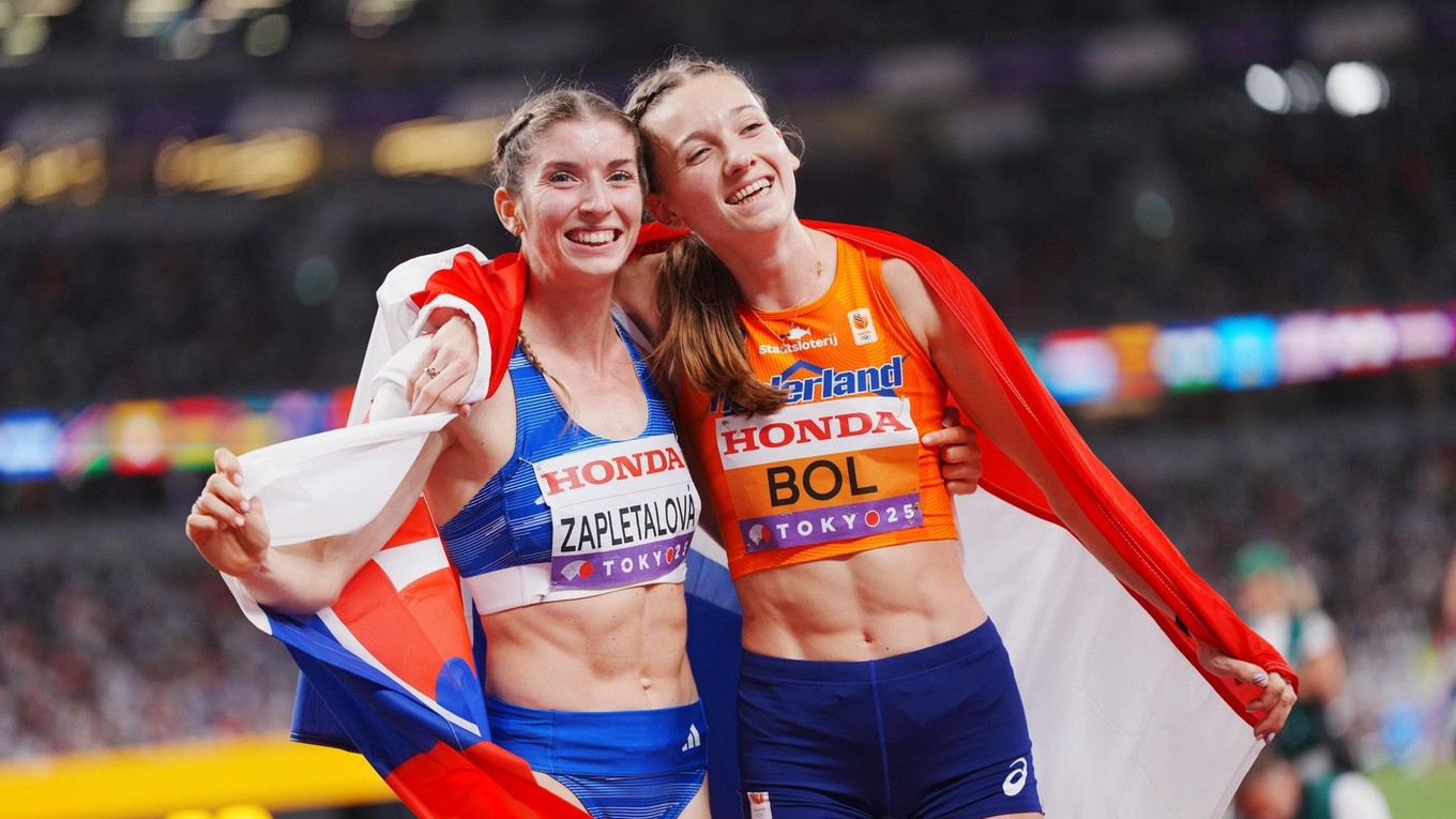 Emma Zapletalová a Femke Bolová po finále v behu na 400 m cez prekážky na MS v atletike 2025.