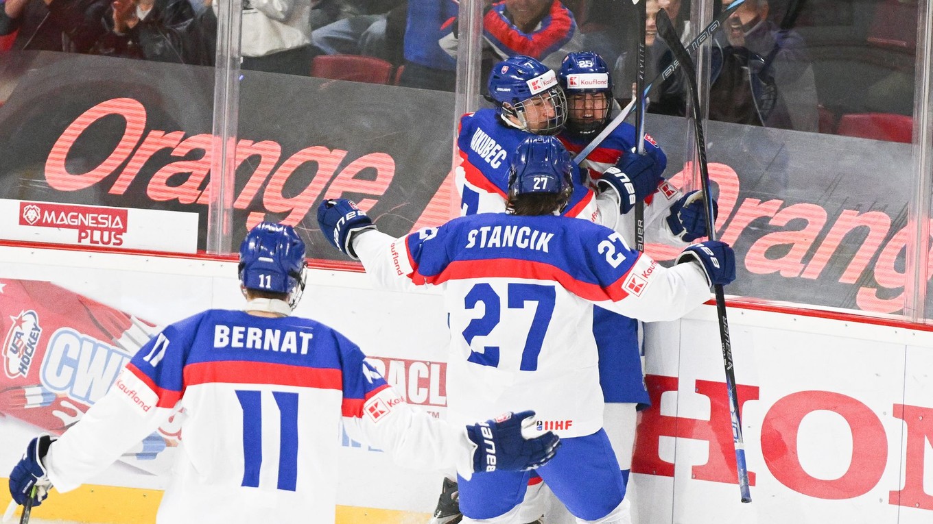 Na snímke hráči Slovenska zľava Lucian Bernát, David Stančík a Michal Jakubec sa tešia z úvodného gólu.