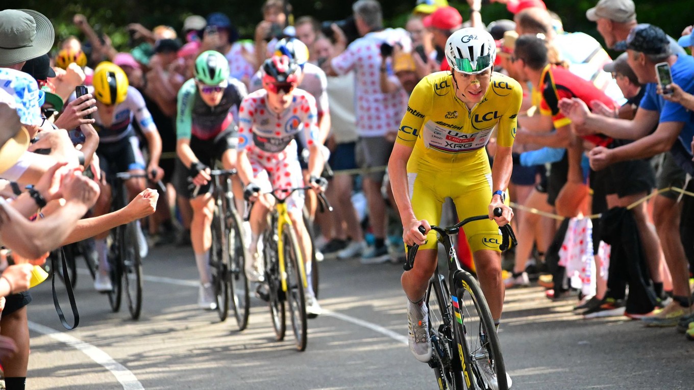 Slovinsky cyklista Tadej Pogačar sa vzďaľuje súperom v 14. etape Tour de France 2026.