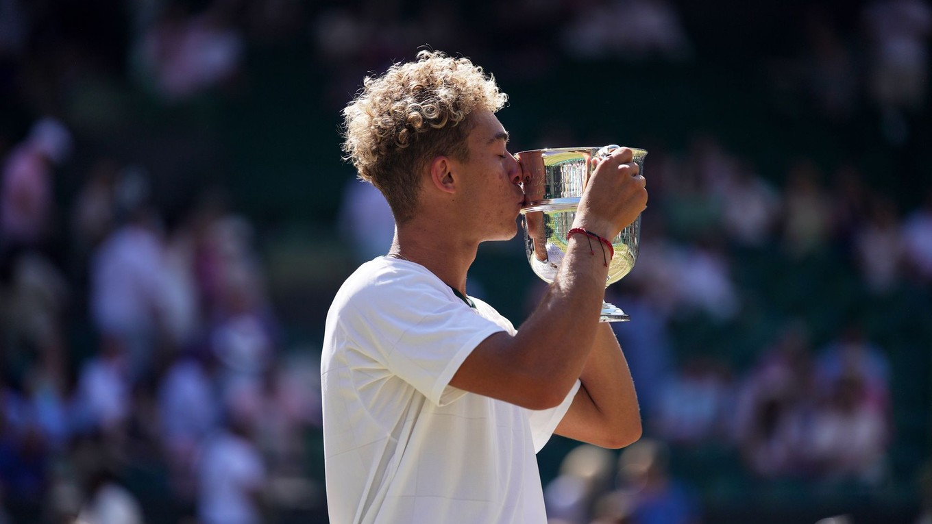 Jordan Lee po víťazstve nad Cruzom Hewittom vo finále dvojhry juniorov vo Wimbledone. 