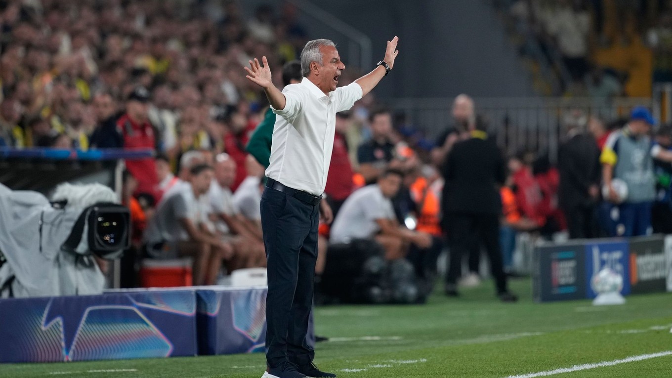 Na snímke tréner Fenerbahce  Ismail Kartal reaguje v dueli 1. kola ligovej fázy Ligy majstrov Fenerbahce Istanbul – AS Rím.