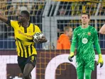 Serhou Guirassy strieľa gól v zápase Borussia Dortmund - FC Barcelona. 