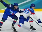 Talian Dylan di Perna (90) a Slovák Juraj Slafkovský v zápase Taliansko - Slovensko na ZOH 2026.