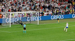 Chloe Kellyová premieňa rozhodujúcu penaltu vo finále ME vo futbale žien 2025.